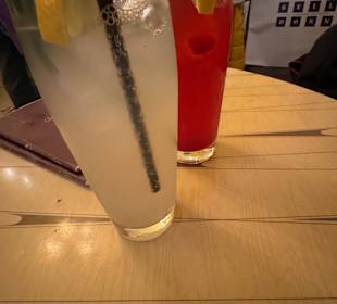 Hausgemachte Inger- und Beerenlimo