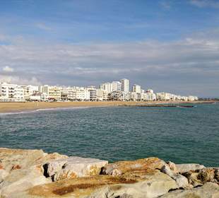 Ausblick vom Hafen auf den Strand
