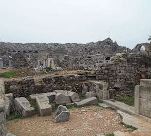 Direkt auf der anderen Straßenseite