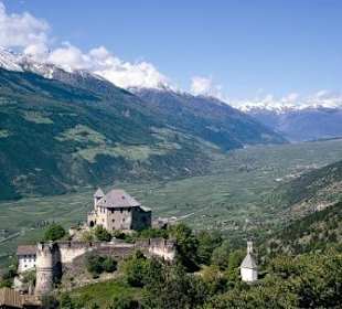 Vinschgau mit Schloss Juval