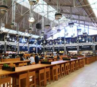 "Food Court" im Mercado da Ribeira Nova