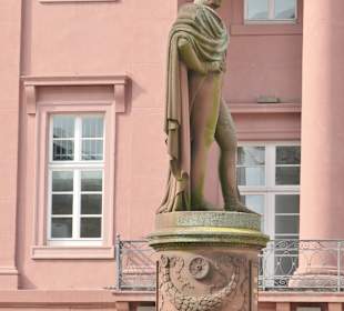 Der Ludwigsbrunnen vor dem Karlsruher Rathaus