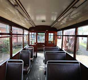 Histprischer Straßenbahnwagen von innen