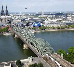 Blick auf die Hohenzollernbrücke vom Triangle