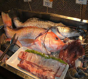 Fisch- und Fleischauswahl beim Barbecue