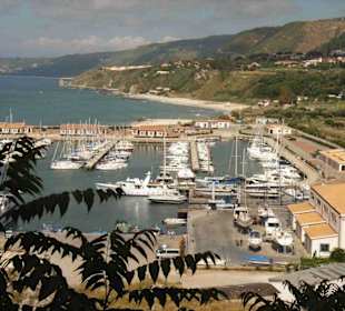 Hafen und Landschaft