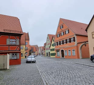 Entlang den Straßen