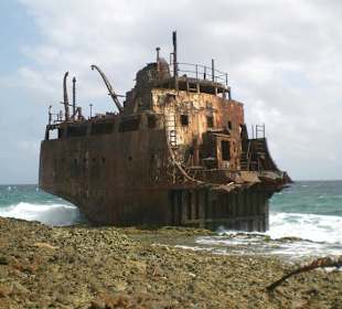 Ein Schiffswrack vor der Küste