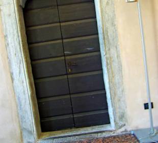 Hauseingang noch verschlossen 