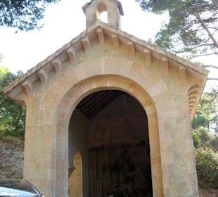 Außenansicht der Kapelle auf dem Weg zum Gipfel
