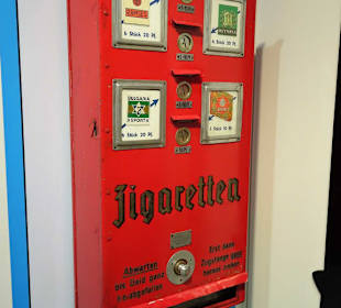 Alter Zigarettenautomat im Museum