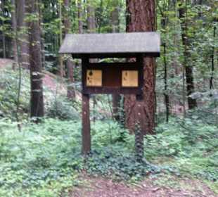 Tafeln im Wald Beschreibung