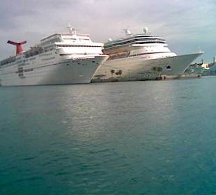 Kreuzfahrtschiff im Hafen Nassau