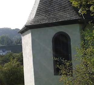 Die kleine Kapelle vor der Burg