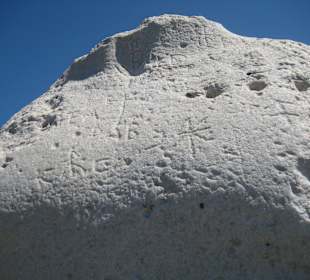 Der beschriftete Rumpf des Kolosses