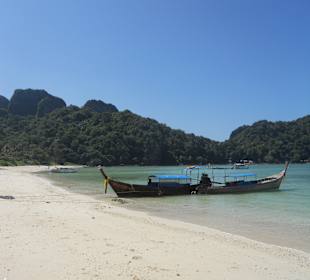 Loh Lana Bay auf der anderen Seite hinter dem Dorf