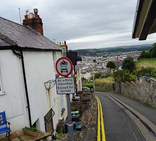 Die Gleise laufen mitten durch den Ort