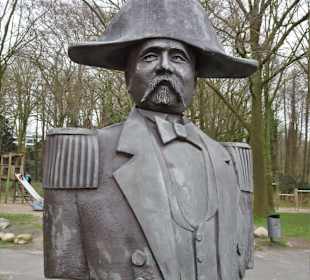 Ansichten des Denkmals für Admiral Brommy