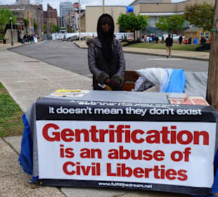 Die Bürgerrechtlerin in der Nähe des Hotels