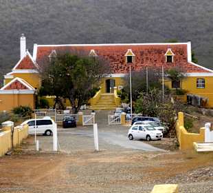 Blick auf Landhuis Kenepa mit Tula Museum