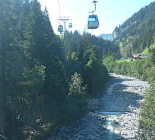 Mit der Sillerenbahn fährt über schöne Landschaft