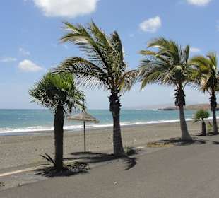 Deptak i plaża obok Hotelu R2 Bahia Playa Design & Spa