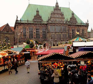 Blick auf den Weihnachtsmarkt mit Rathaus
