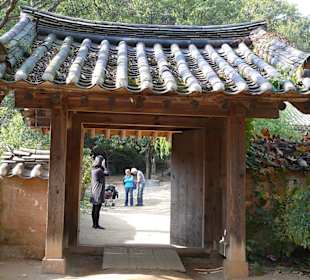 Eingangstor zu einem Gebäudehof