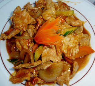 Gebratenes Fleisch mit pikanter Sauce