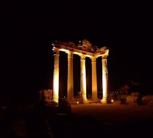 Säulen nahe dem Hafen