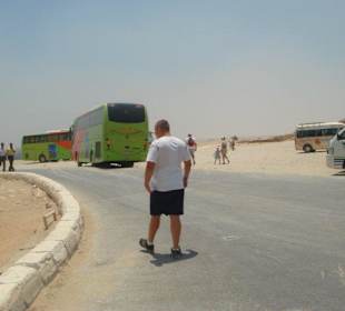 Droga dla autokarow obok piramid