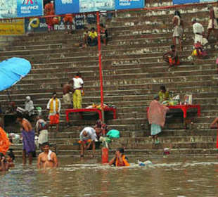 Widok na ghaty z Gangesu