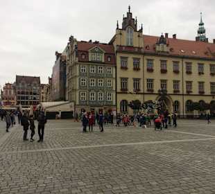 Großer Platz mit vielen Sehenswürdigkeiten