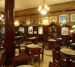 Teilbereich des Cafés am frühen Morgen