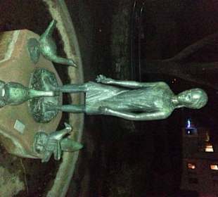 Schöne Plastik am Fluß unten