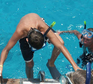 Aufstieg aufs Boot nach dem Schnorcheln