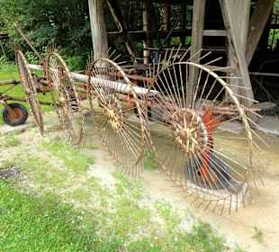 Heuwender vor der Remise