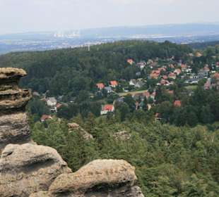 Blick vom Felsgipfel auf den Ort