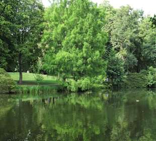 Spaziergang durch die sommerlichen Graftanlagen