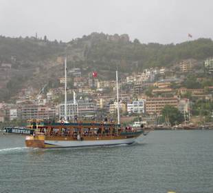 Einlaufendes Schiff in den Hafen