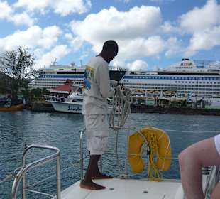 Ablegen in Castries mit Blick auf die Aida