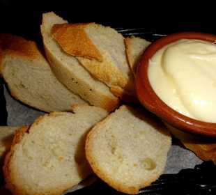 Gruß aus der Küche mit Brot und Aioli