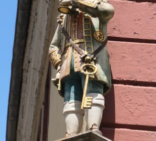 Die Statue von Perkeo am Haus Hauptstraße 75