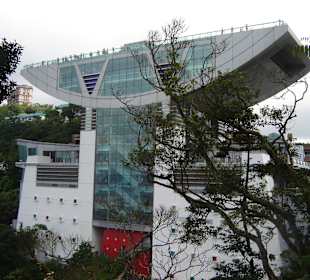 Bergstation der Tram mit Geschäfte