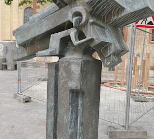Jesus trägt sein Kreuz und das Kreuz der Welt