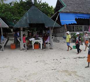 Filipinos genießen ihre White Beach