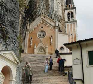 Kirche in Fels gebaut