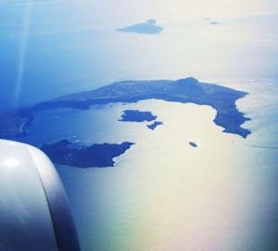 Flug über Santorin