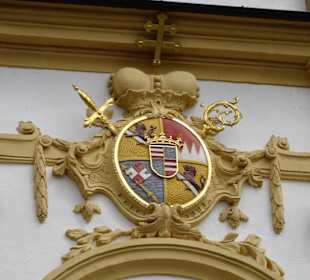 Wappen über der Tür am Glockenturm