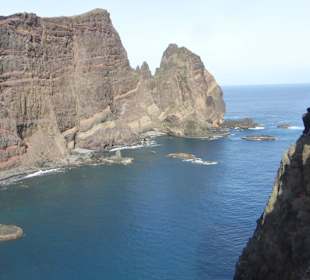 Blauer Atlantik, farbige Felsen